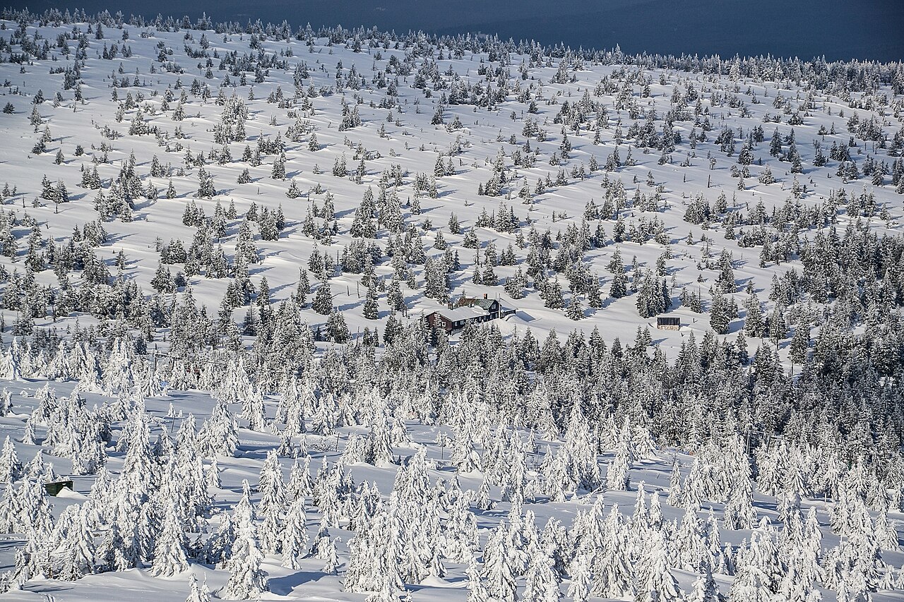 Refuge de montagne au milieu d un paysage enneige pour illustrer une premiere nuit en refuge.