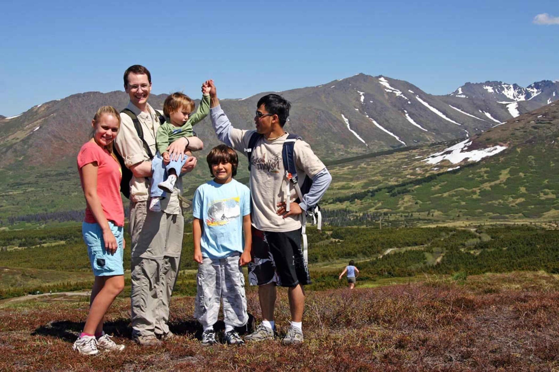 une sortie nature en famille pour illustrer l'article Balade avec des enfants : comment choisir un parcours qui leur plaît vraiment.