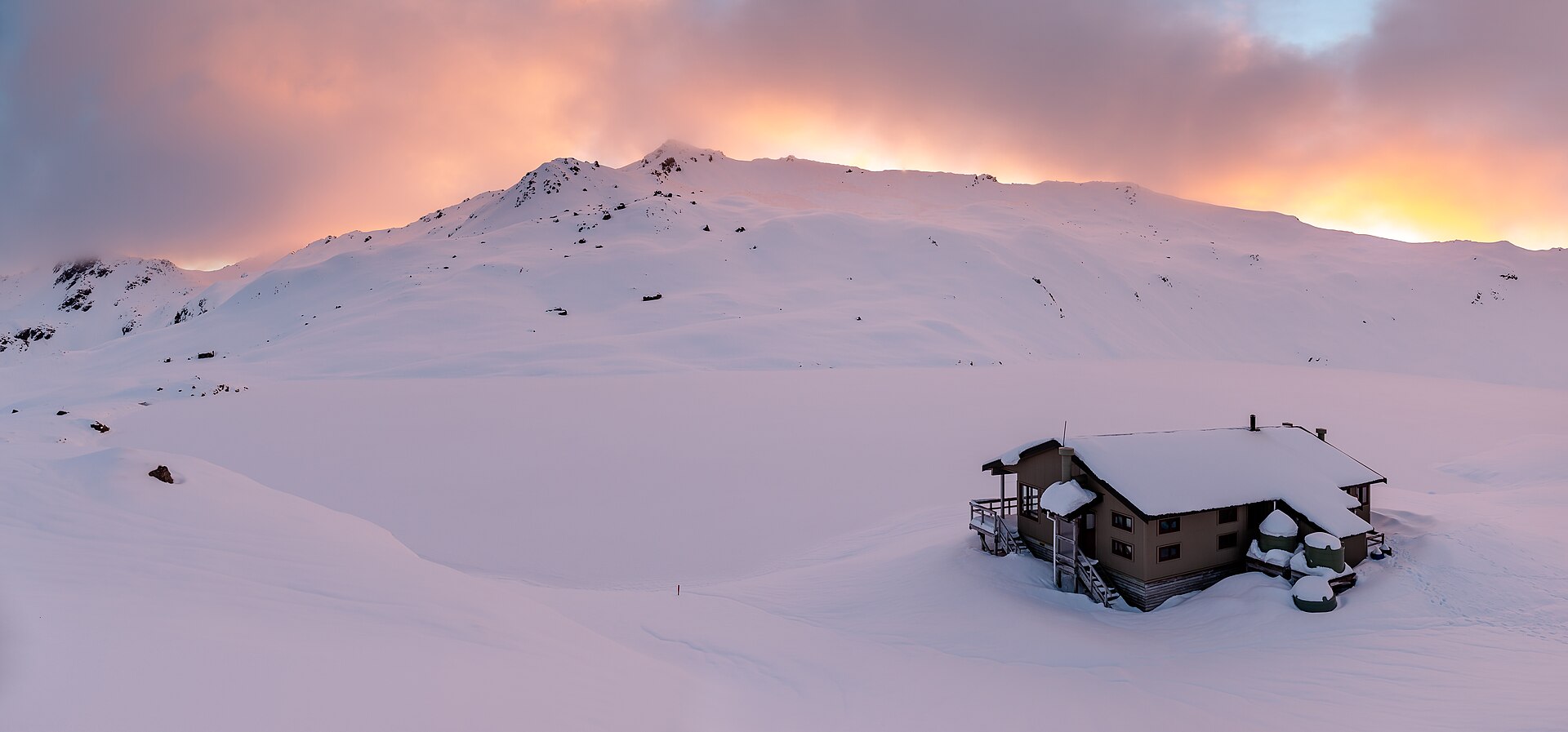 une approche de refuge en montagne pour illustrer l'article Première nuit en refuge : comment se préparer sans trop charger son sac.